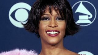 Viudo de Whitney Houston asegura que ella era bisexual