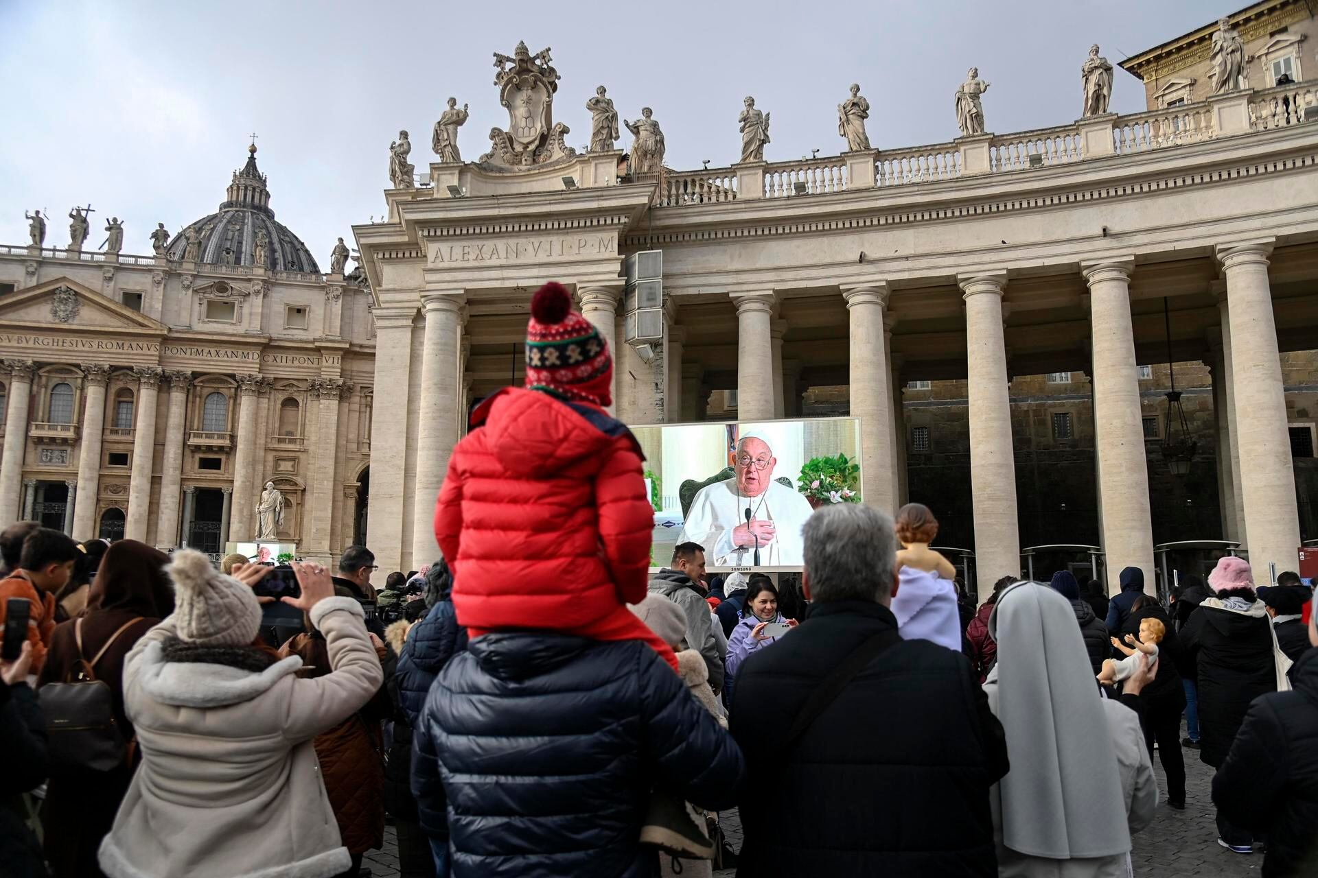 Pueblo católico, que cree en que Jesús es el Salvador, está al lado del papa Francisco en todo el mundo. Acá en la Plaza de San Pedro.