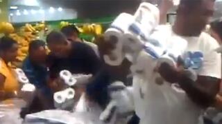 Venezolanos se pelean por un rollo de papel higiénico [VIDEO]