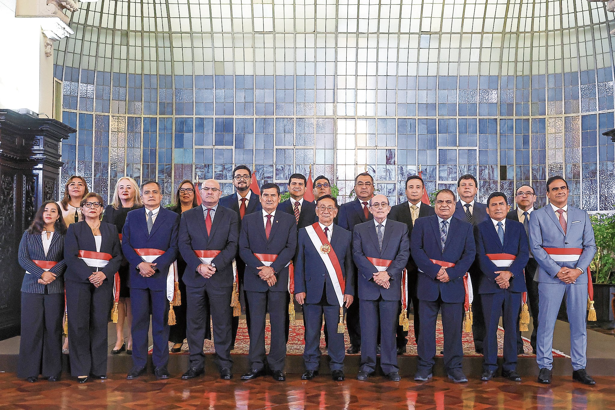 El nuevo premier Luis Arroyo, a quien se ve con el presidente y los otros ministros, reveló las líneas maestras de su gestión.