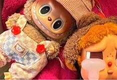 Fiebre mundial por el muñequito Labubu, que los llevan colgados en sus bolsos