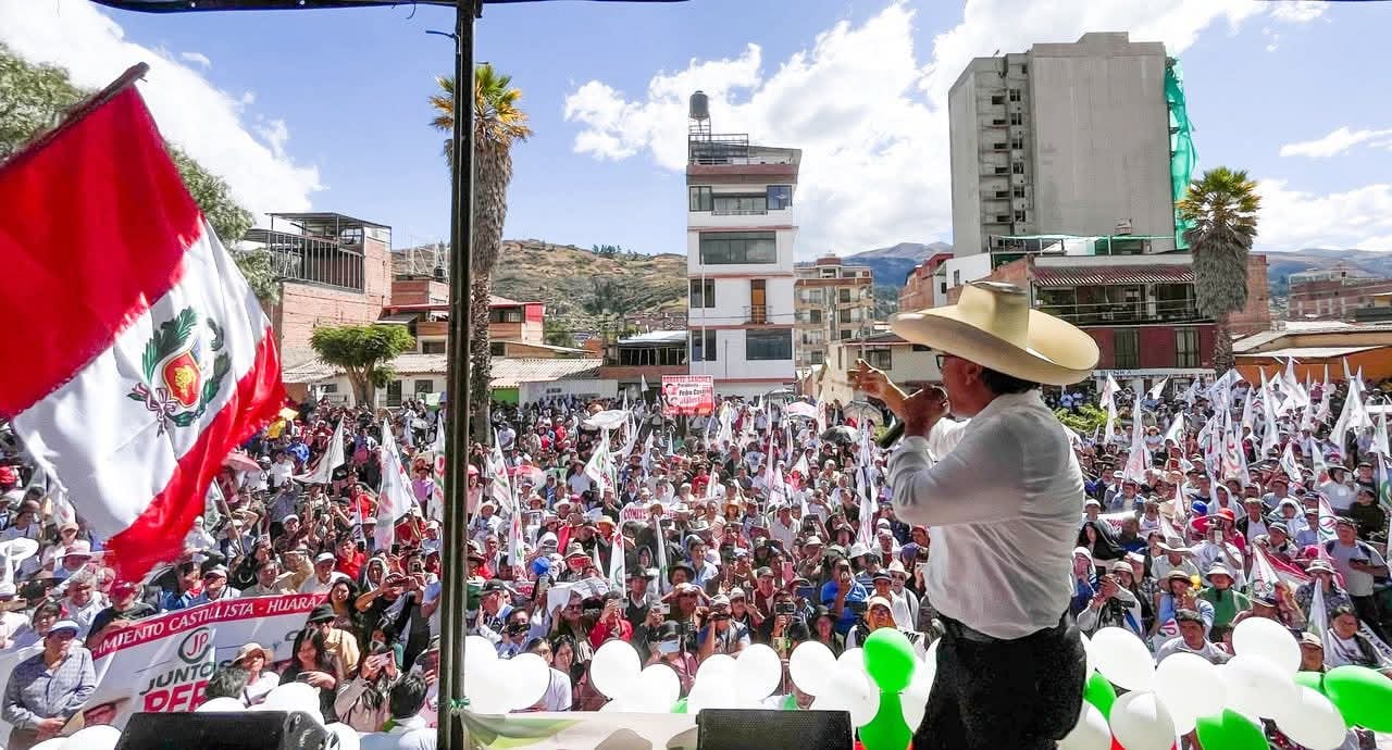 En campaña. el candidato presidencial de Juntos por el Perú (JP), Roberto Sánchez, habla a los electores tras consensuar su nuevo plan de gobierno con otras agrupaciones políticas.