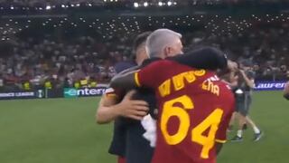 Algarabía por la Conference League: Mourinho se abrazó con sus jugadores tras el título de la Roma