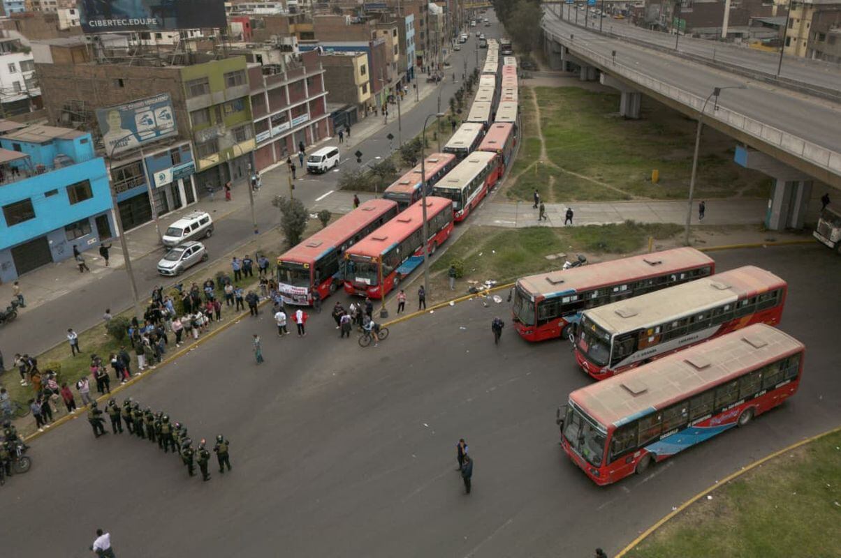 Decenas de buses se estacionaron en los alrededores del óvalo Habich en señal de protesta contra los atentados de los que son víctimas los choferes. (Foto: Julio Reaño/El Comercio)