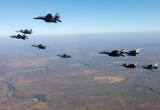 Modernos aviones de combate se “enfrentan” ante público sobre base aérea