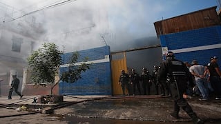 Breña: Bomberos controlan voraz incendio en un taller mecánico [FOTOS]