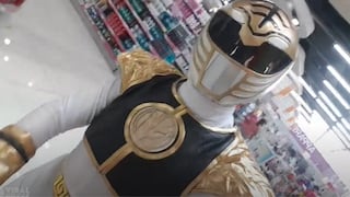 Hombre se disfraza de Power Ranger para evitar contagiarse del coronavirus en el supermercado | VIDEO 