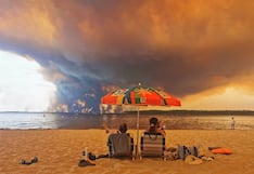 Gozan de la playa frente a nube de voraz incendio ante sus ojos