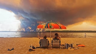 Gozan de la playa frente a nube de voraz incendio ante sus ojos