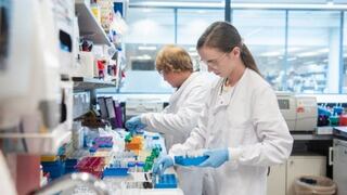 AstraZeneca y Universidad de Oxford interrumpen ensayos de su vacuna contra el coronavirus
