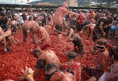 Durante “La Tomatina también es mundial” se lanzan tomatazos por inicio del torneo de fútbol