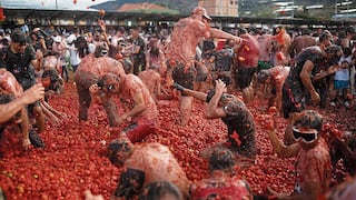 Durante “La Tomatina también es mundial” se lanzan tomatazos por inicio del torneo de fútbol