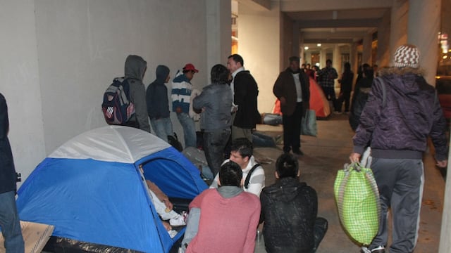 Hinchas acampan en el Estadio Nacional para comprar entradas