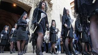 Sancionan a 4 mujeres por llevar la falda corta en Semana Santa
