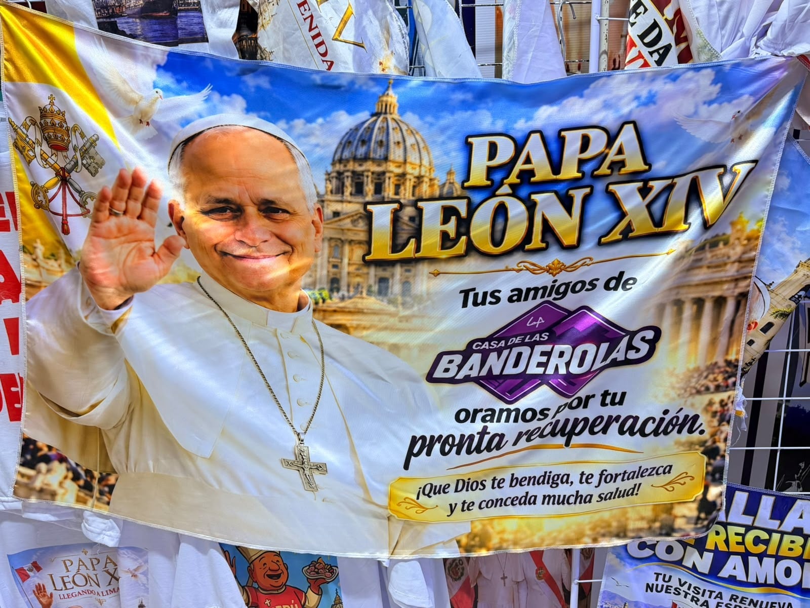 Comerciantes oran por la salud del papa.