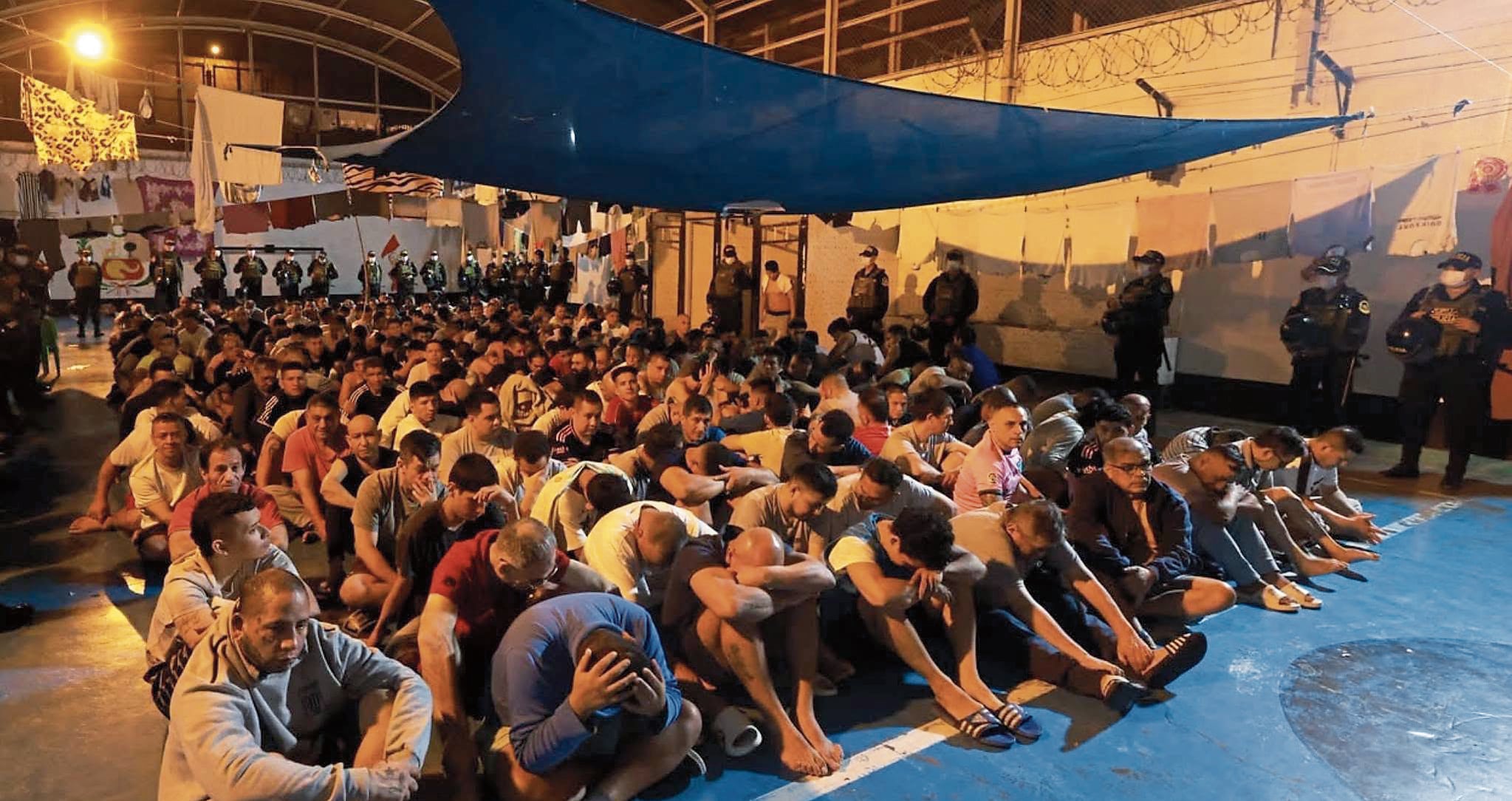 Reclusos fueron sacados a patios de prisiones durante los registros en ambientes de los penales intervenidos.