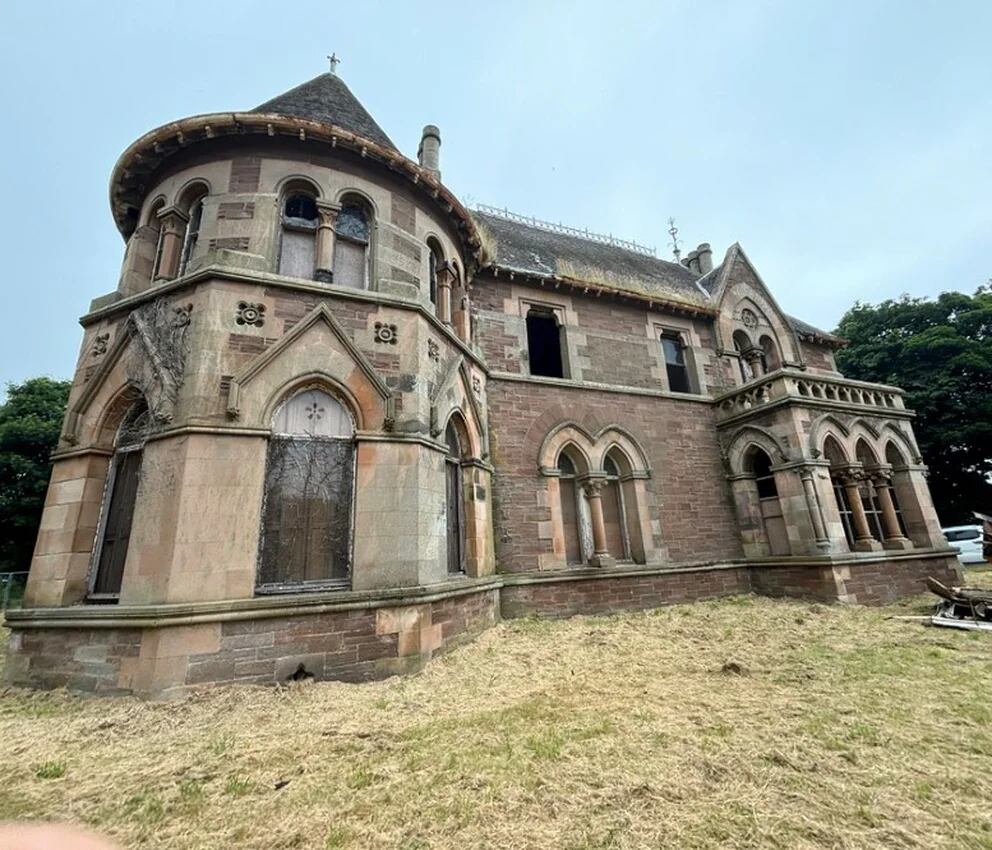 Castillo gótico The Elms, en la ciudad de Arbroath, al este de Escocia, Reino Unido.