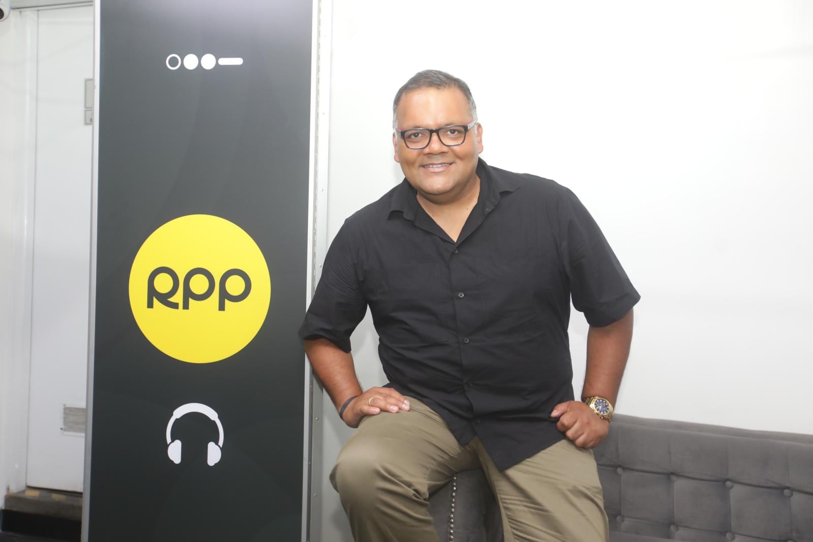 No todo es fútbol, “El Tanke” también tiene su swing y lo demuestra en la Megamix. FOTO: Violeta Ayasta / GEC