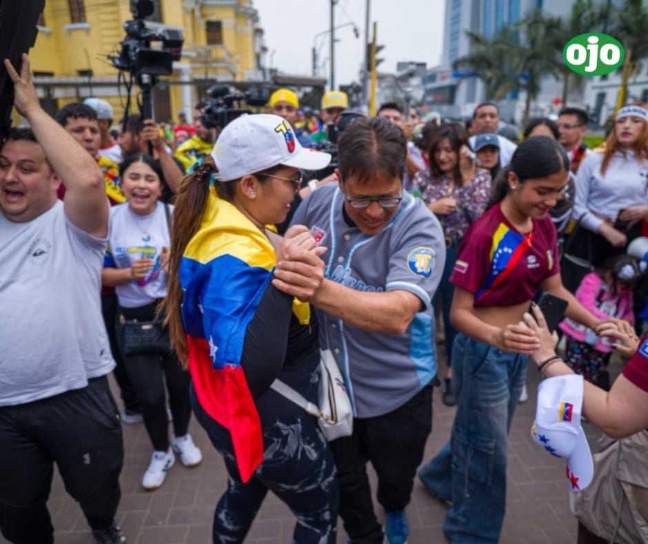 Venezolanos en Lima celebran con cantos y bailes la captura de Nicolás Maduro ocurrida la madrugada de hoy sábado 3 de enero de 2026. FOTO: GEC