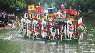 Chinitos reman en impresionantes botes con cabezas de dragones durante festival