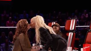 Christina Aguilera besó a una concursante en reality de canto [VIDEO]