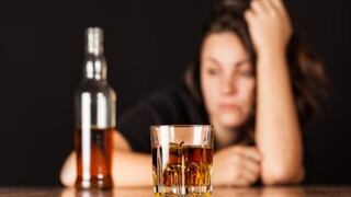 Alcohorexia: Los peligros de dejar de comer por ingerir alcohol