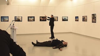 Turquía: Policía asesina a embajador ruso de un disparo de bala por la espalda