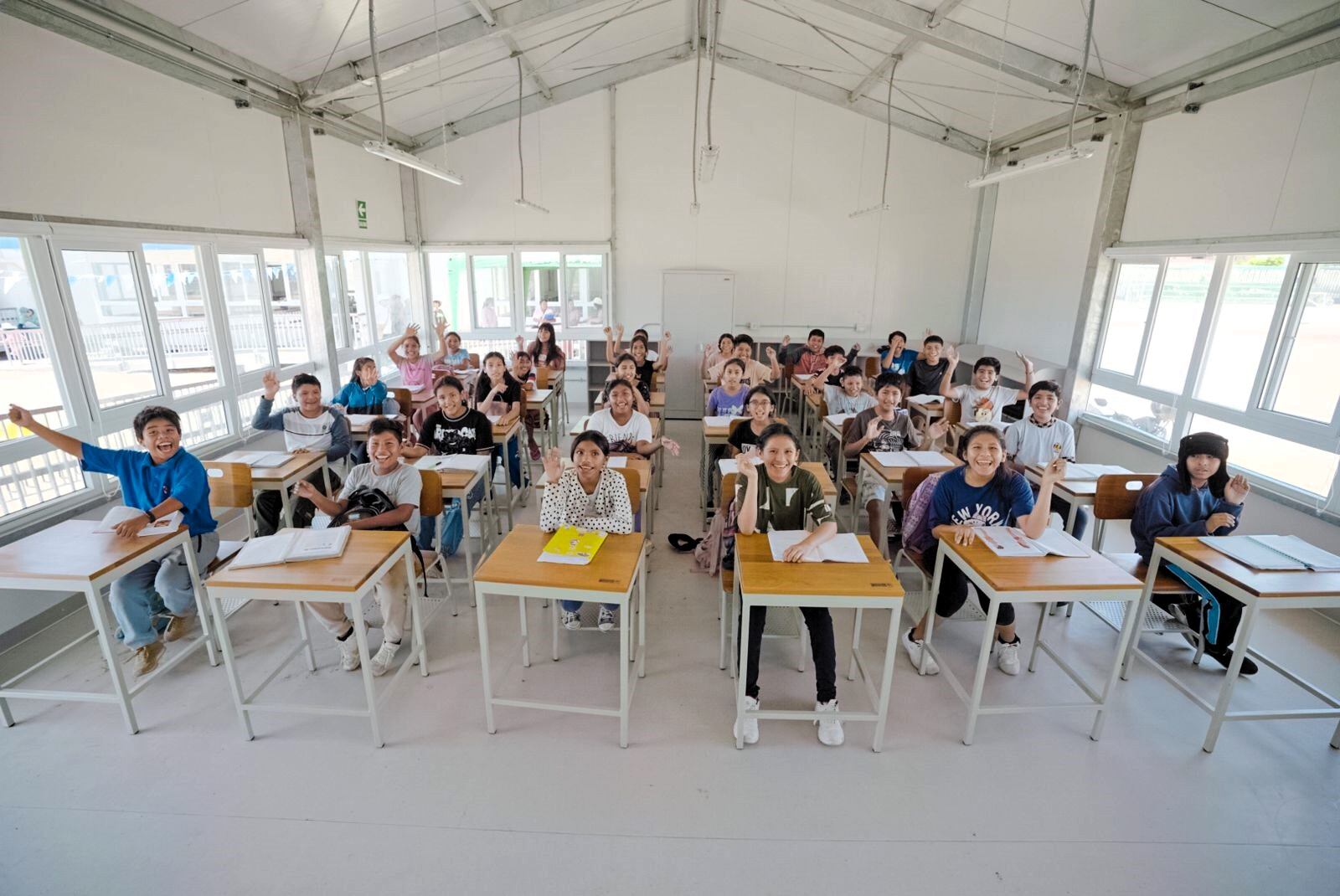 Más de 54 mil estudiantes en las tres regiones del país se verán beneficiados con estas aulas modulares. Foto: Difusión.