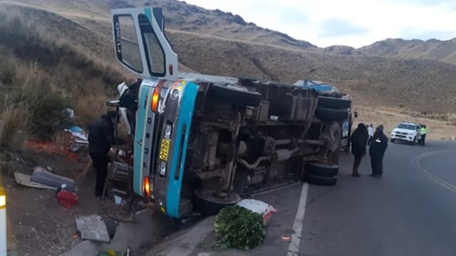 Dos personas mueren al despistarse y volcar camión de verduras en Puno