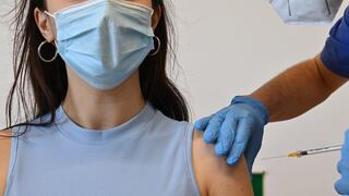 Detienen a enfermera italiana que fingía vacunar contra el COVID-19 por 400 euros
