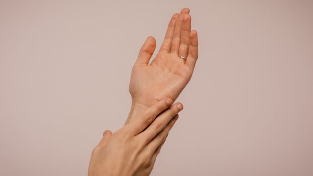 Qué remedios aplicar para proteger las manos en invierno