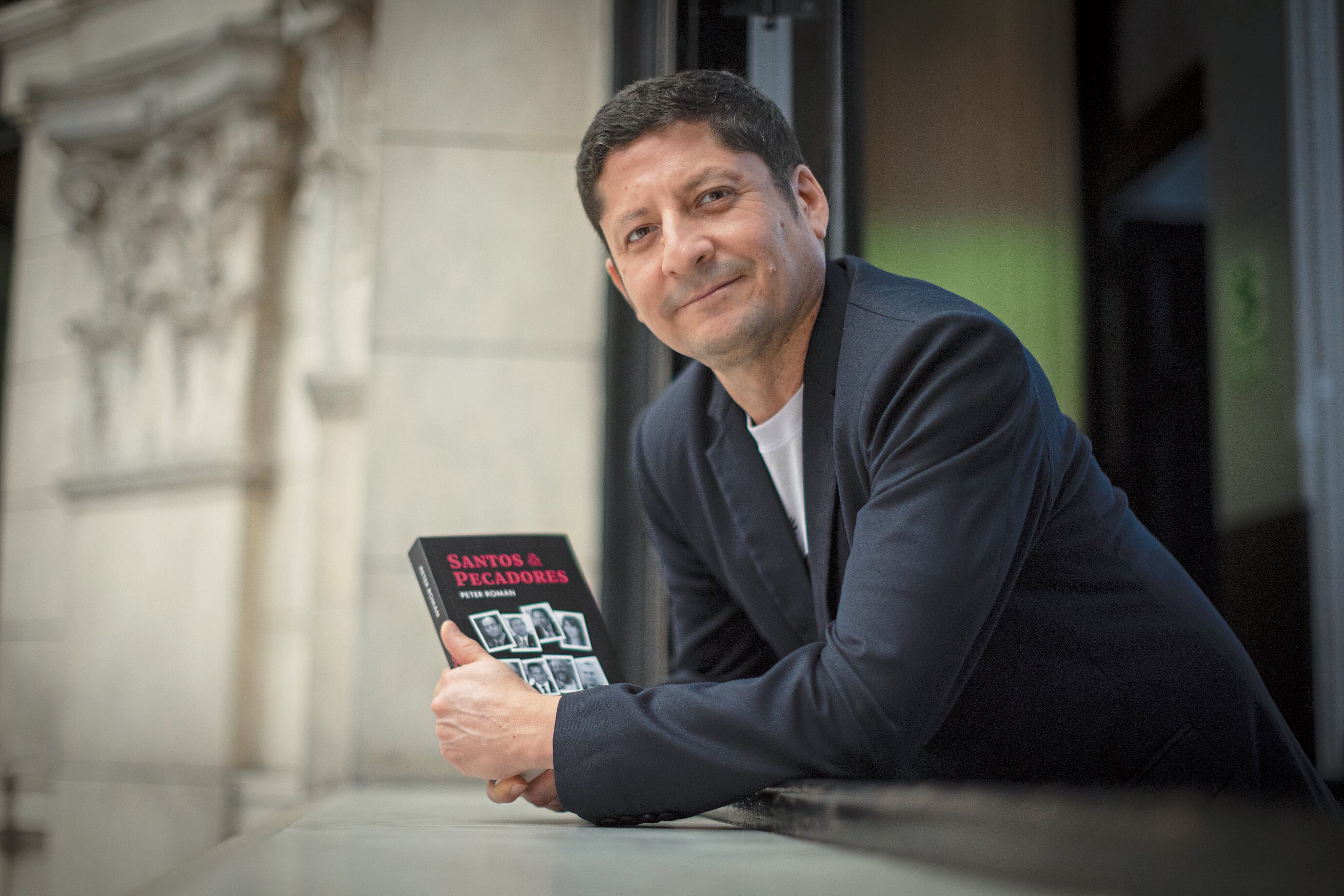 Peter Román acaba de publicar su primer libro "Santos & Pecadores". FOTO: Hugo Pérez