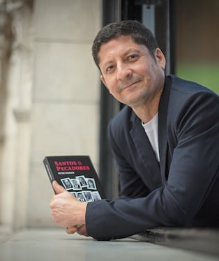 Peter Román acaba de publicar su primer libro "Santos & Pecadores". FOTO: Hugo Pérez
