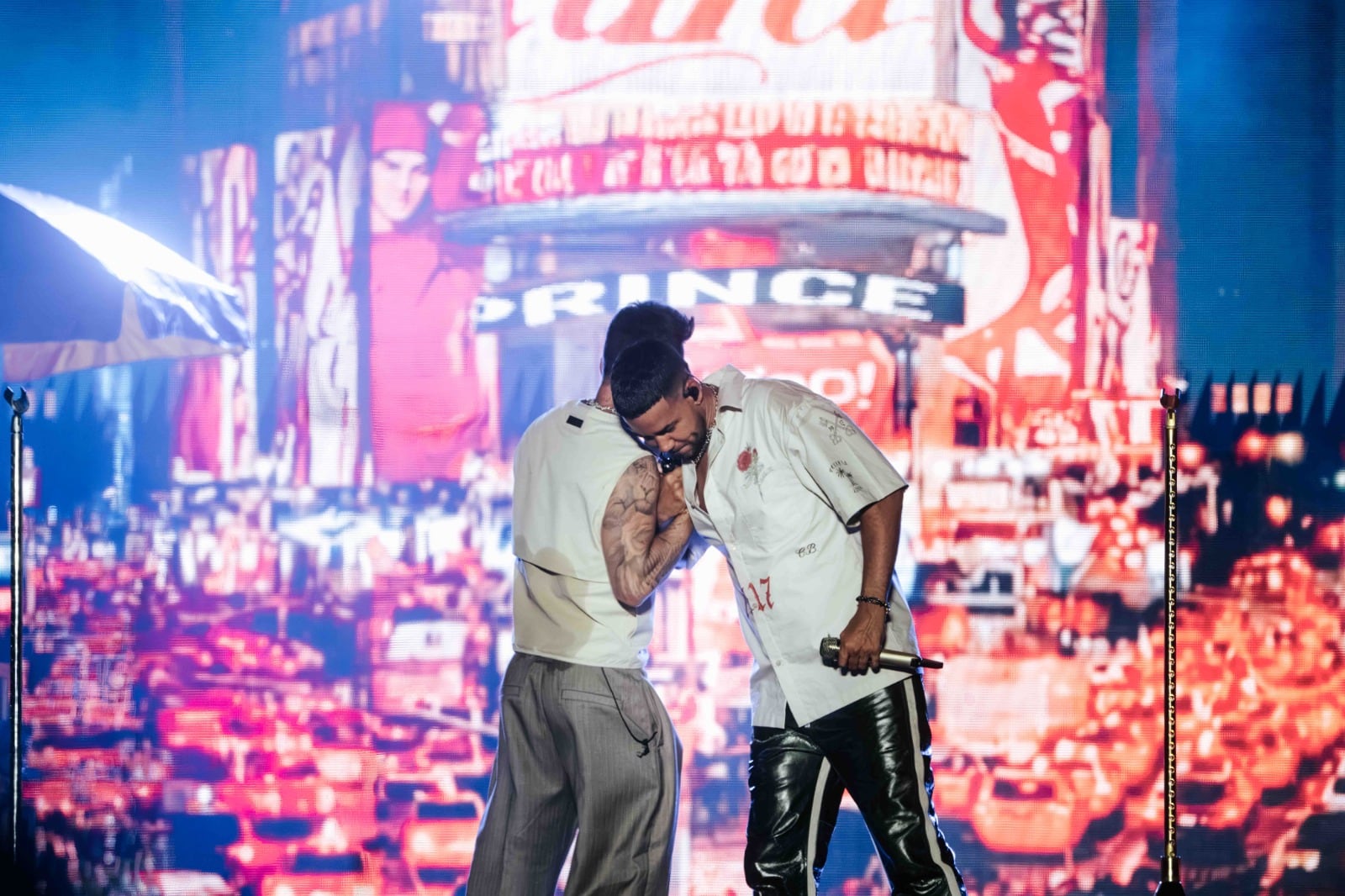 Romeo Santos y Prince Royce hicieron cantar a miles en el Estadio Nacional.