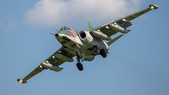 Avión ruso SU-25, igual a los que tiene Perú, se estrella en vuelo de entrenamiento | VIDEO