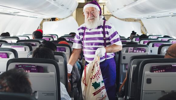 Pasajeros disfrutaron de la compañía de Papá Noel durante el vuelo de Lima a Tumbes. Foto: Difusión.