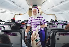 Papá Noel sorprende a pasajeros de avión a pocos días de Navidad
