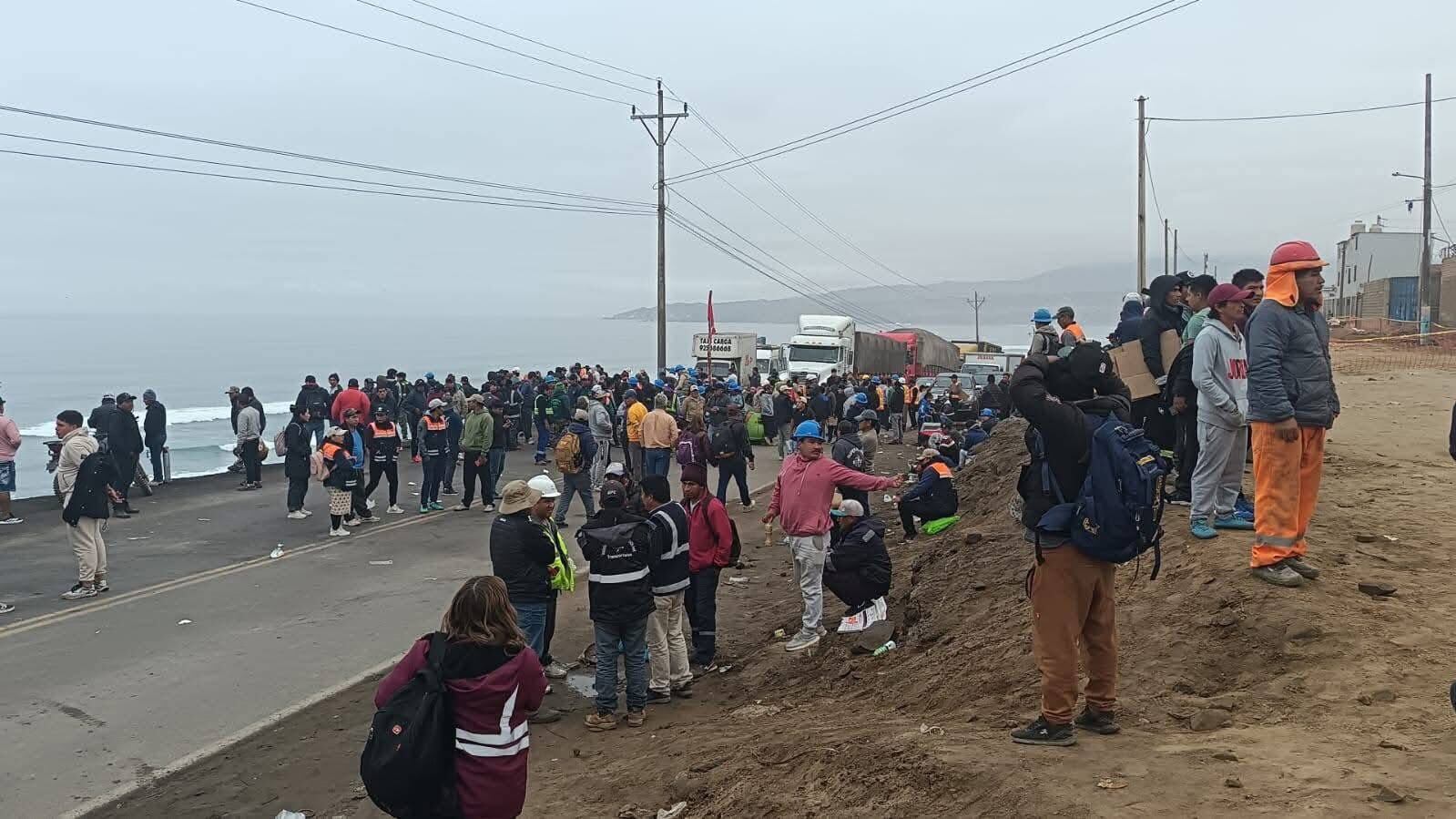 En Arequipa, la Panamericana Sur está bloqueada por manifestaciones de mineros artesanales. Foto: Facebook/Difusión