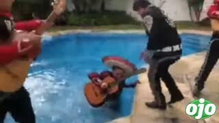 Mariachi al agua: cae a una piscina en plena serenata | VIDEO