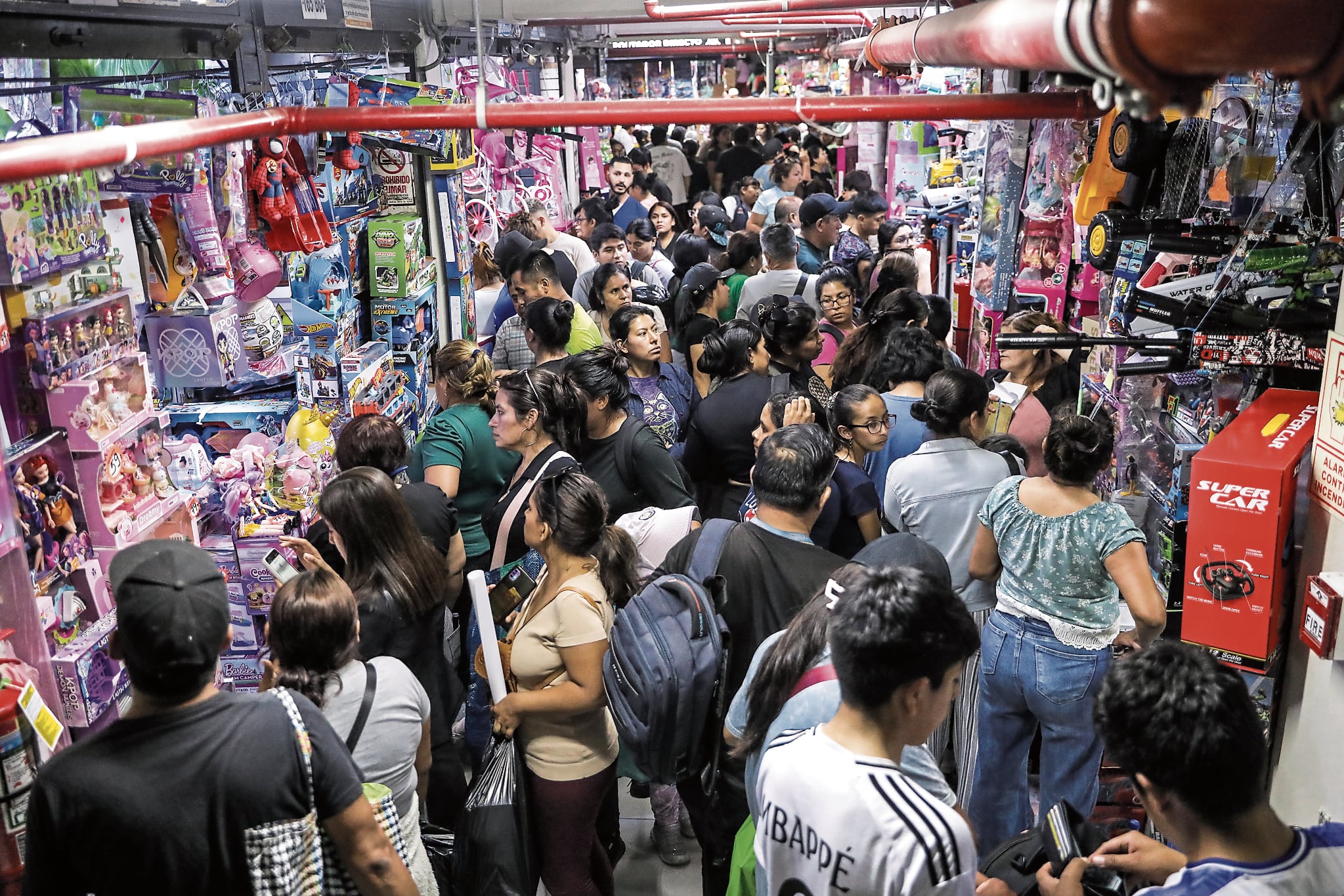 Buscar los mejores precios movilizó a miles de personas. FOTOS: JOEL ALONZO/GEC