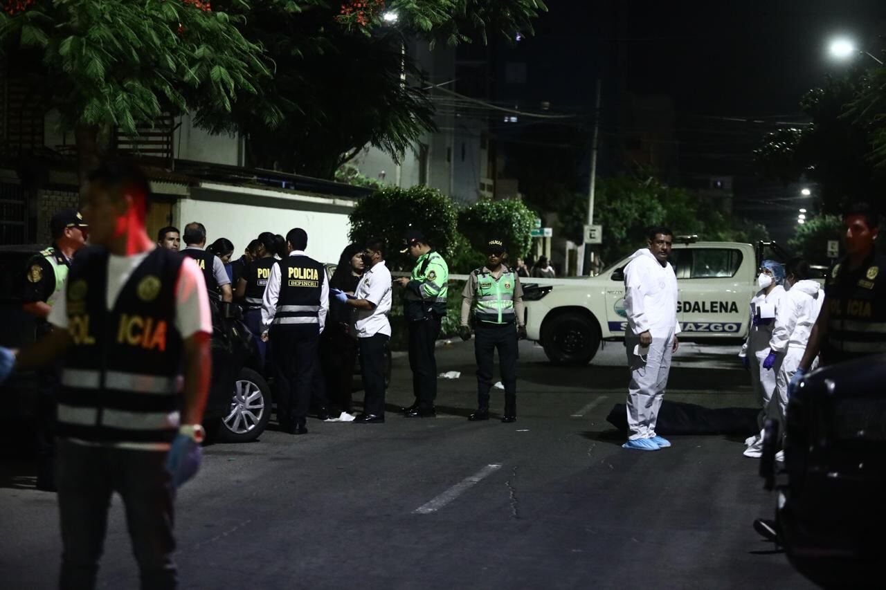 Sicarios asesinan de 4 disparos a un hombre dentro de su vehículo en la cuadra 5 de la calle Mariategui en Magdalena.
Fotos: César Grados/@photo.gec