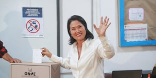 La candidata presidencial Keiko Fujimori de Fuerza Popular emite su voto en la I.E Libertador San Martín del distrito de San Borja durante la jornada de las Elecciones Generales 2026. Foto: ANDINA/ Verónica Calderón.