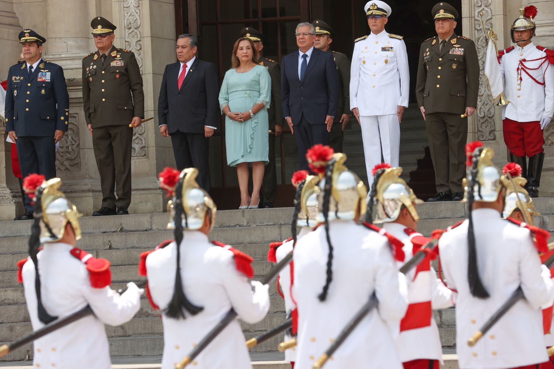 Dina Boluarte se luce con los mandos militares que le dan su apoyo en medio de la crisis de los Rolex.