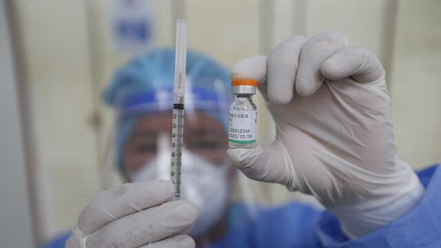 Funcionarios que hagan mal uso de vacunas serán condenados hasta ocho años de cárcel
