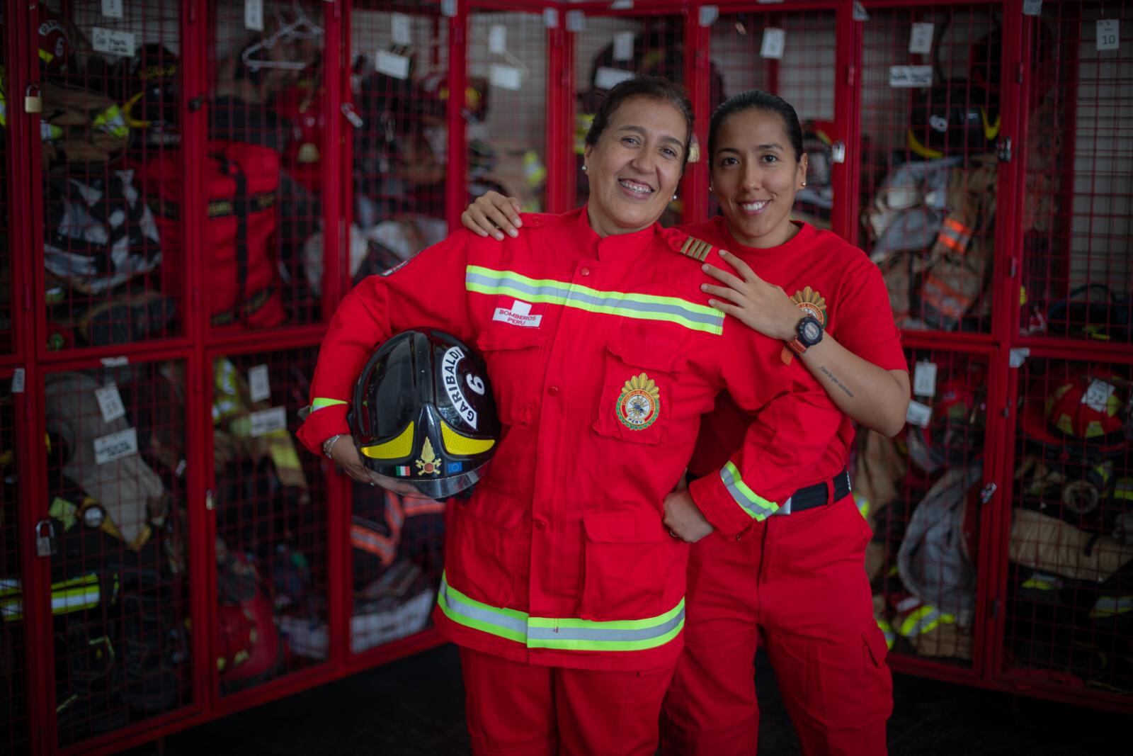 Mónica junto a su hija Mónica Cisneros, bombera aeronáutica.