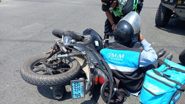 Surco: Mensajero en moto salva de morir tras ser arrastrado cuatro metros por una camioneta
