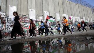 Jerusalén: cientos de israelíes y palestinos marchan juntos por la paz