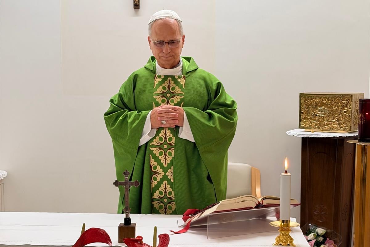 El Vaticano ha publicado este viernes la primera imagen del papa León XIV tras su operación de pulmón, oficiando misa junto a su secretario personal, el peruano Edgar Rimaycuna, en el hospital romano donde continúa ingresado.. Foto: EFE/ Vatican Media