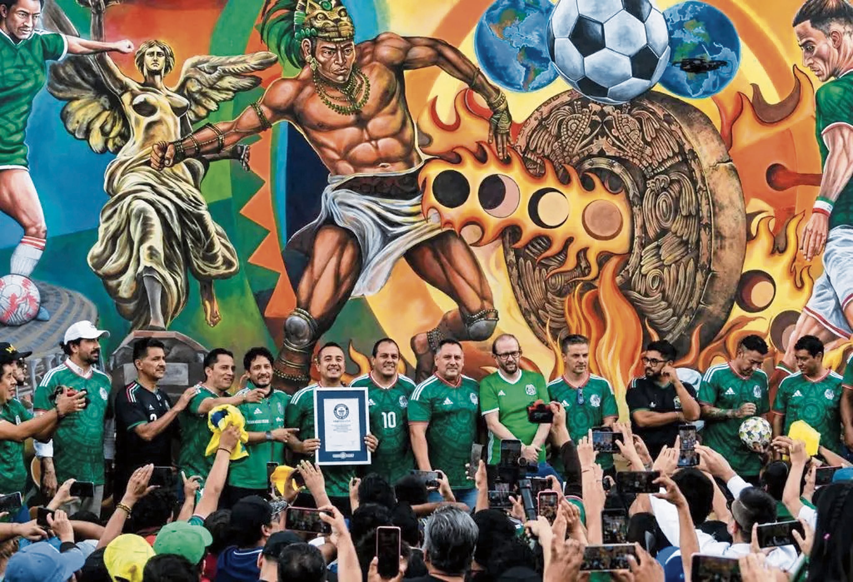 El “mural más grande del mundo”, hecho con pinceles, es una sensación en México, uno de los países organizadores del mundial de fútbol 2026.