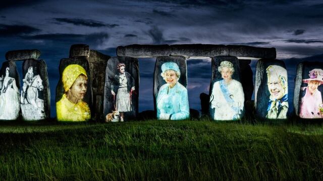 ¡Impresionante!: Proyectan fotos de la reina Isabel II en Stonehenge por jubileo de platino